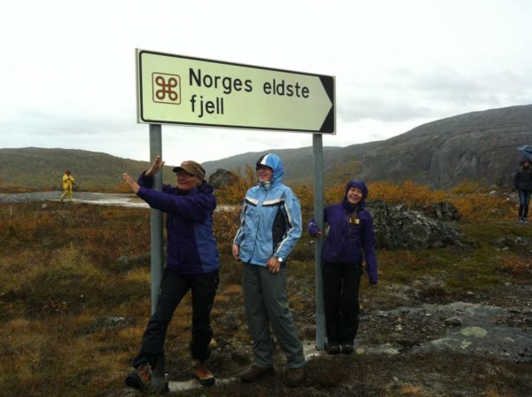 Sing pointing to the oldest mountain in Norway