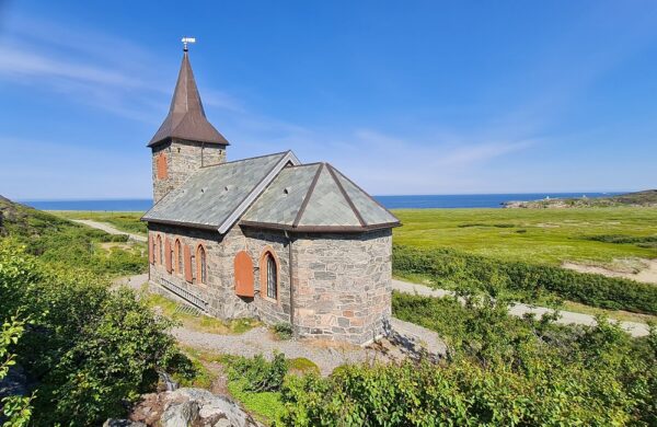 Sightseeing to the beach at the Arctic ocean in Grense Jakobselv and the oldest mountains in Norway (HS05-pt)