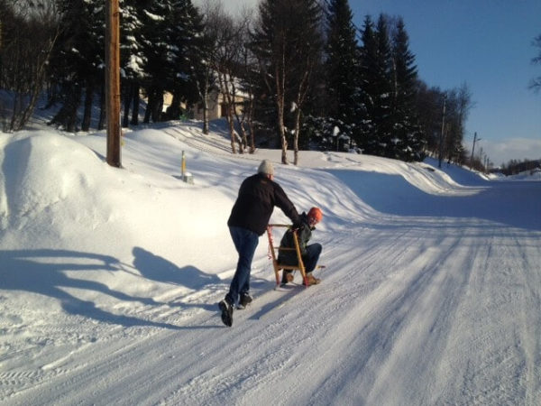 A couple in kick sledge tour in Kirkenes