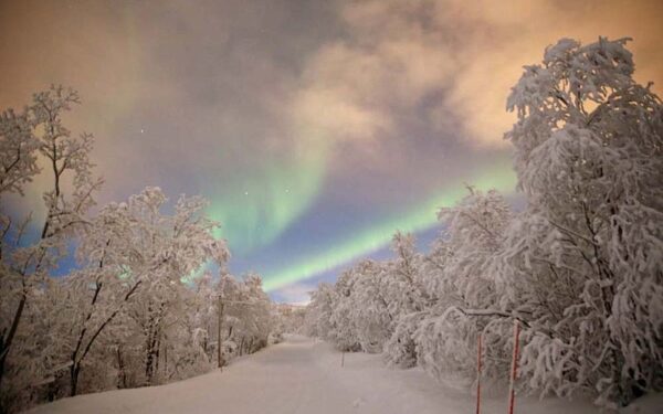 Hunting the Northern lights by snowmobile sled (KI10-bs)