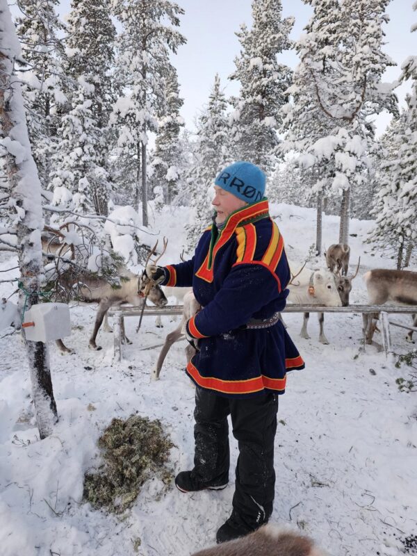 Feed a reindeer with a Sami family (KI20-pt) - Image 18